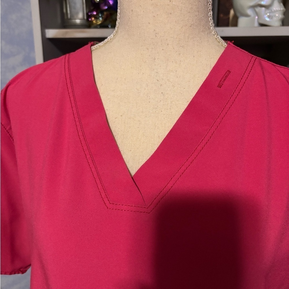 🛍Bundle sale🛍Carhartt Pink scrub top Short Sleeve large - Picture 4 of 12